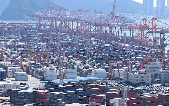 부산 신선대부두 야적장에 컨테이너가  쌓여 있다. 연합뉴스